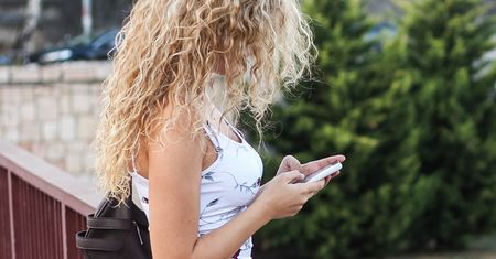 Padają ofiarą sextortion. Ekspertka mówi, kto jest zagrożony