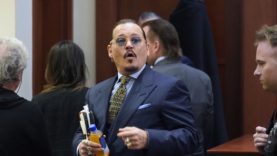 Depp v Heard defamation lawsuit at the Fairfax County Circuit Courtepa09969608 Actor Johnny Depp gestures to the gallery as he leaves for a break in the courtroom at the Fairfax County Circuit Courthouse in Fairfax, Virginia, USA, 23 May 2022. Johnny Depp's 50 million US dollar defamation lawsuit against Amber Heard started on 10 April.  EPA/Steve Helber / POOL Dostawca: PAP/EPA.Steve Helber / POOL
