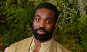 "Zrezygnuj albo cię zamordujemy". Paapa Essiedu o roli w kultowej produkcji