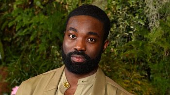 "Zrezygnuj albo cię zamordujemy". Paapa Essiedu o roli w kultowej produkcji