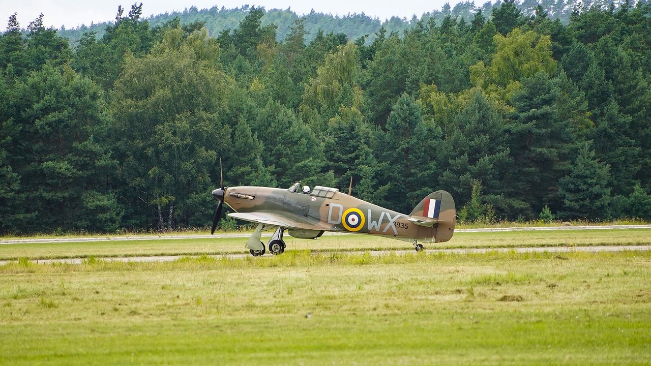 Myśliwiec Hawker Hurricane Mk XIIA na lotnisku w Pile