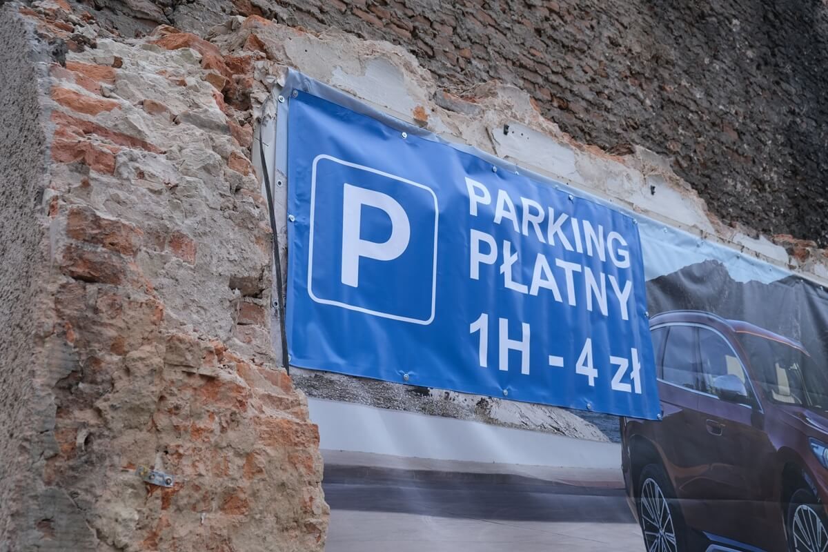Płatny parking w miejscu po rozebranej kamienicy przy ul. Bernardyńskiej w Lublinie