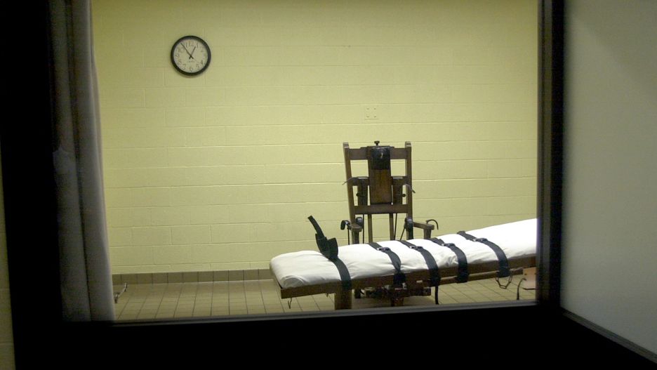 Death Chamber at Southern Ohio Correctional Facility393846 05: A view of the death chamber from the witness room at the Southern Ohio Correctional Facility shows an electric chair and gurney August 29, 2001 in Lucasville, Ohio. The state of Ohio is one of the few states that still uses the electric chair, and it gives death row inmates a choice between death by the electric chair or by lethal injection. John W. Byrd, who will be executed on September 12, 2001, has stated that he will choose the electric chair. (Photo by Mike Simons/Getty Images)Mike SimonsCAPITAL PUNISHMENT, crime criminal justice sytem, DEATH PENALTY, ELECTRIC CHAIR, human rights American America, JOHN W. BYRD, OHIO, prison