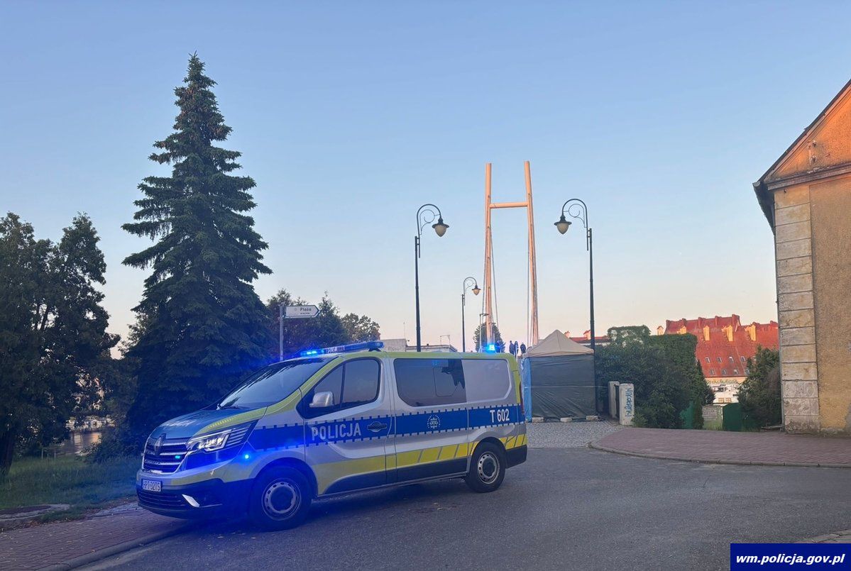 Zostawiła dziecko w zamkniętym aucie i poszła do znajomej. Zareagował świadek