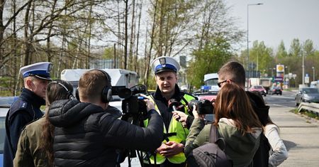 Policjanci ostrzegali przed majówką. Pomagał im kierowca rajdowy