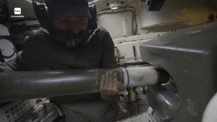 Ukrainiec podczas ładowania do działa czołgu Leopard 1A5 naboju kartaczowego M1040.