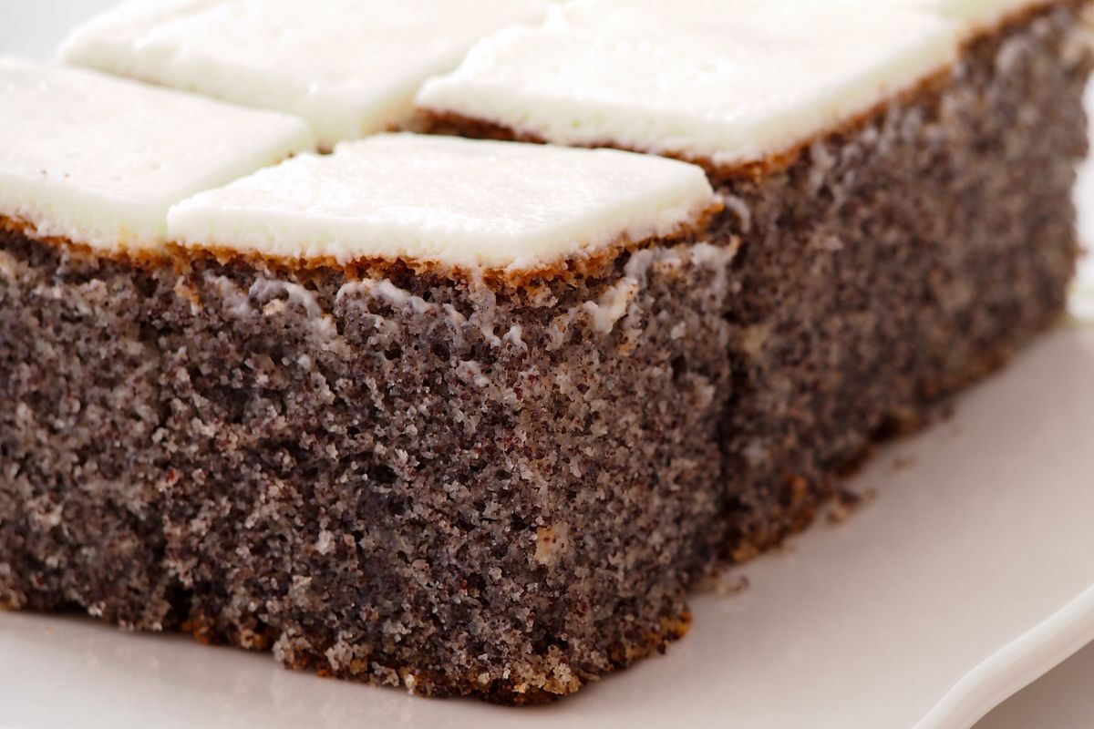 Szybki makowiec z białym lukrem