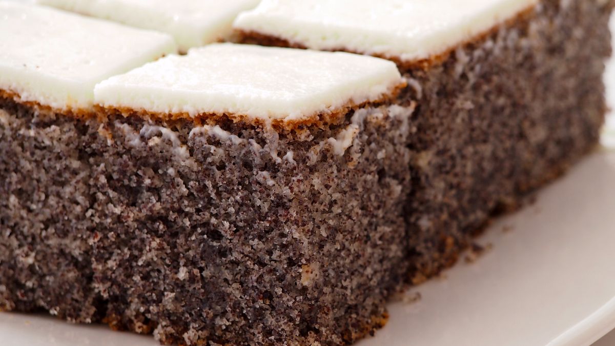 Szybki makowiec z białym lukrem