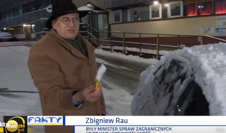 Zbigniew Rau odśnieżający auto 