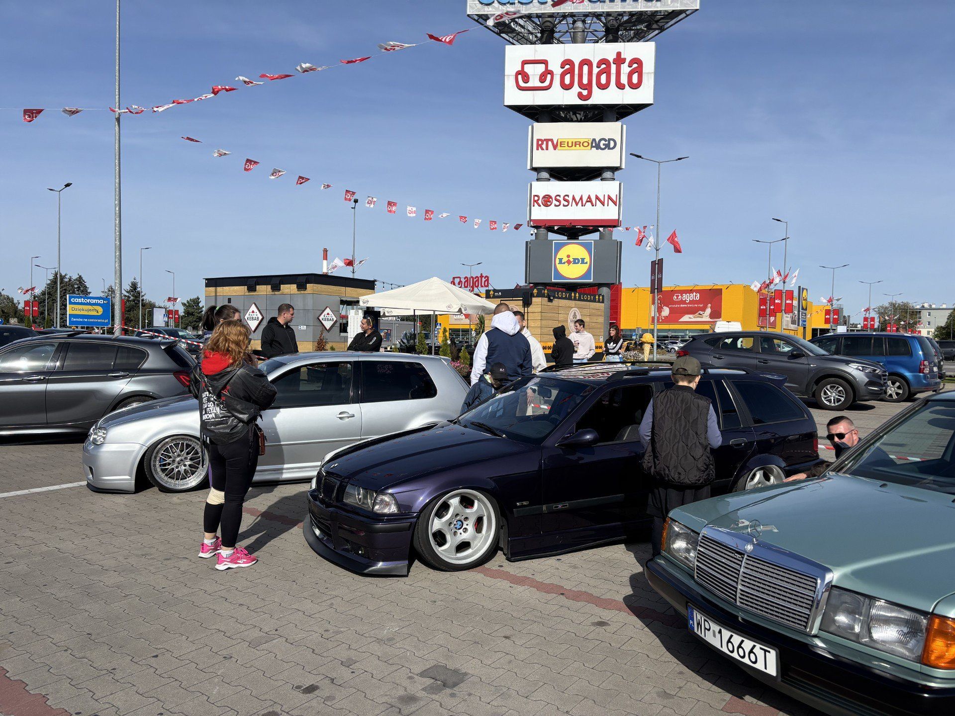 BIG Włocławek wystawa samochodów sportowych i retro.