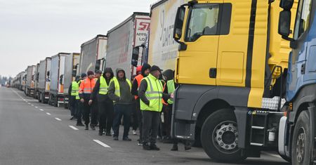 Nie żyje kierowca. Stał w gigantycznej kolejce. "Poprosił o karetkę"