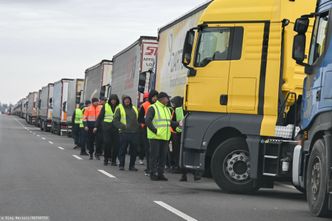 Nie żyje kierowca. Stał w gigantycznej kolejce. "Poprosił o karetkę"