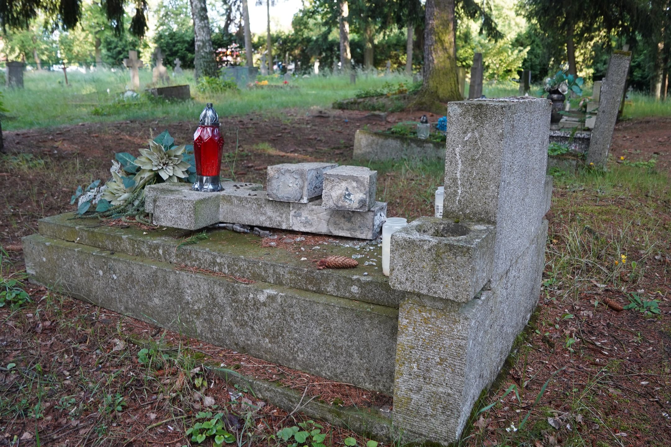 Zniszczone nagrobki na zabytkowym cmentarzu w Pile