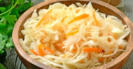 Do surówki z kiszonej kapusty dodaję nietypowy składnik. Wychodzi pyszna jak nigdy