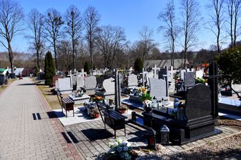 Ile naprawdę zarabia grabarz? Takie ma obowiązki