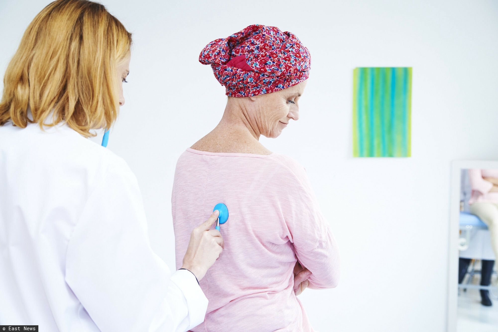 BSIP batch 33 December 2015
Doctor auscultating a woman suffering from cancer.
Alice S. / BSIP