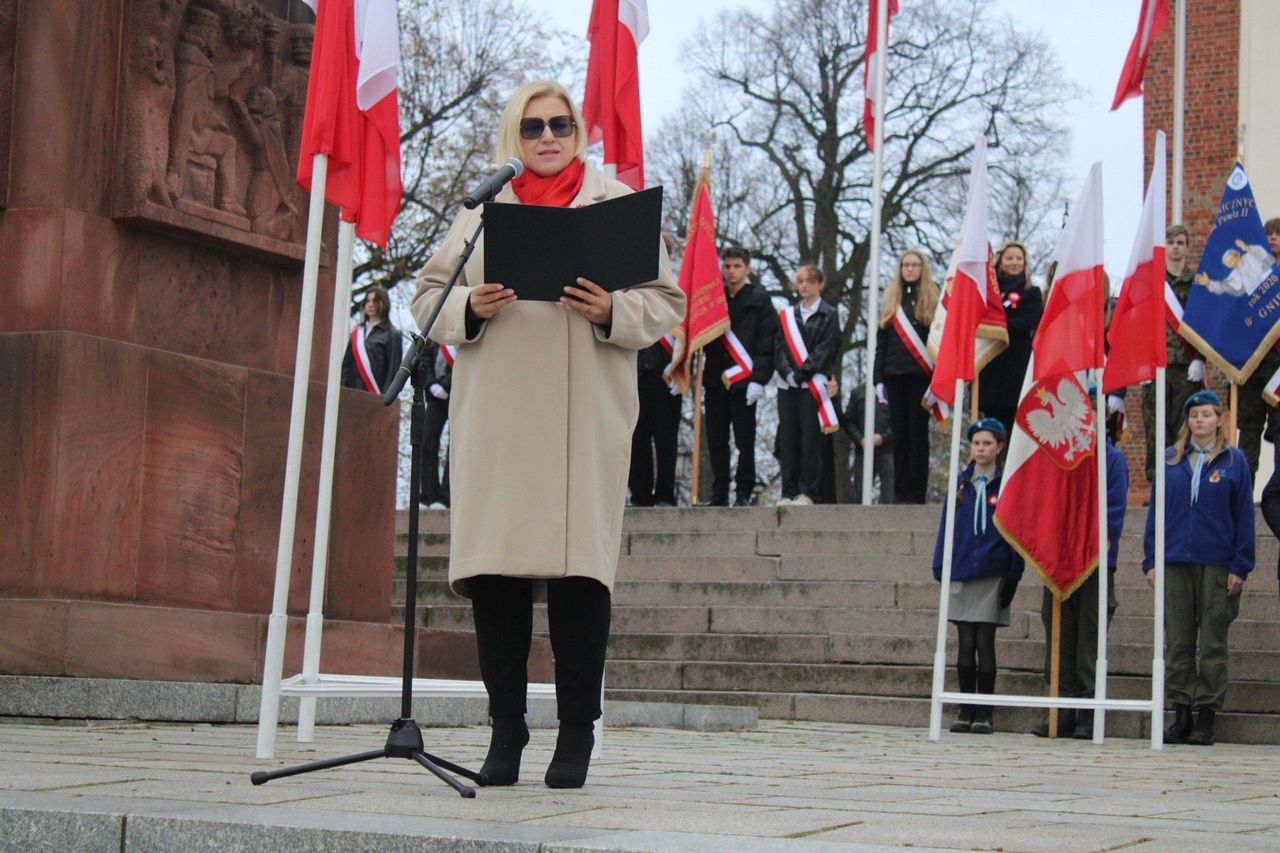 Gniezno: Narodowe Święto Niepodległości. Delegacje złożyły kwiaty pod pomnikiem Bolesława Chrobrego