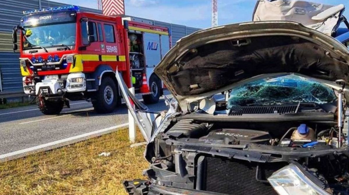 Groźny wypadek na S8 w Łódzkiem. Osobówka wbiła się w naczepę TIR-a