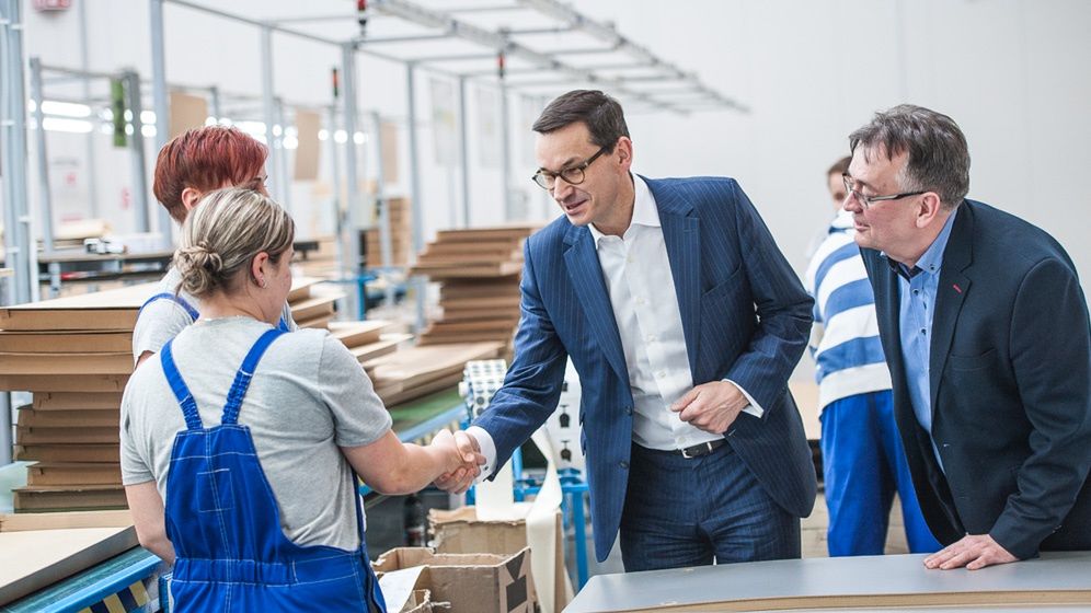 Premier Mateusz Morawiecki musi zmierzyć się z wolniejszym wzrostem gospodarczym przez wojnę na Ukrainie