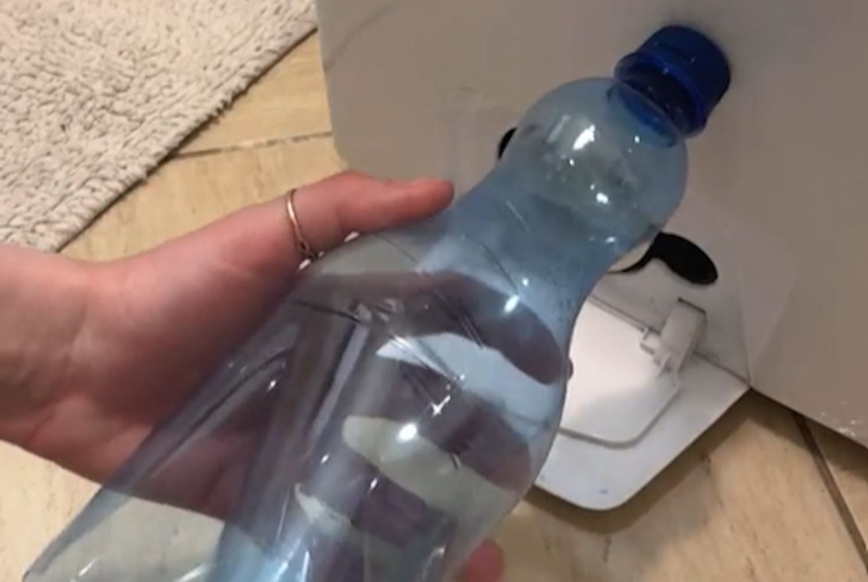 Tak wyczyścisz filtr pralki bez bałaganu. Patent z butelką