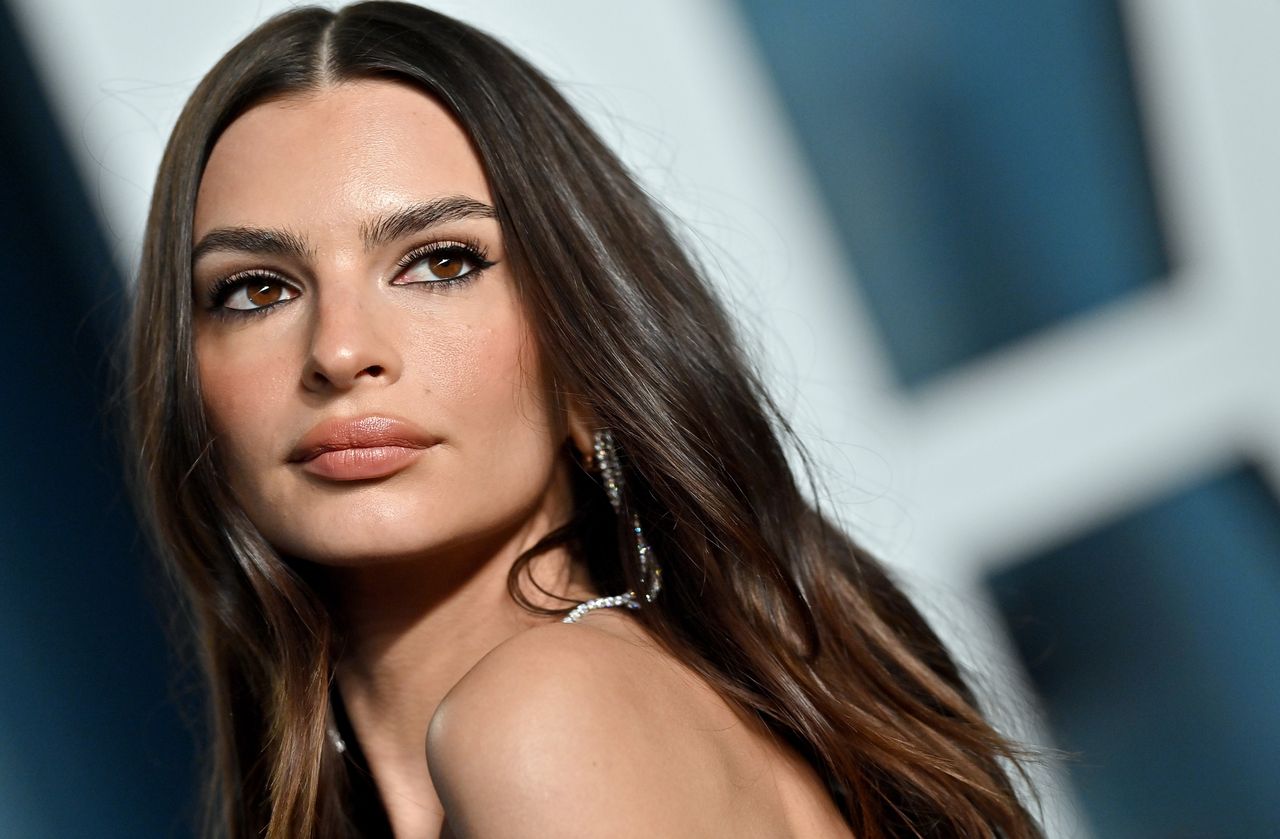 Emily Ratajkowski umiejętnie bawi się różnymi stylami