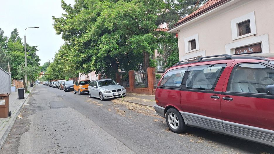 Miejsca parkingowe &#34;kiss &amp; ride&#34; powstaną po lewej stronie jednokierunkowej jezdni.