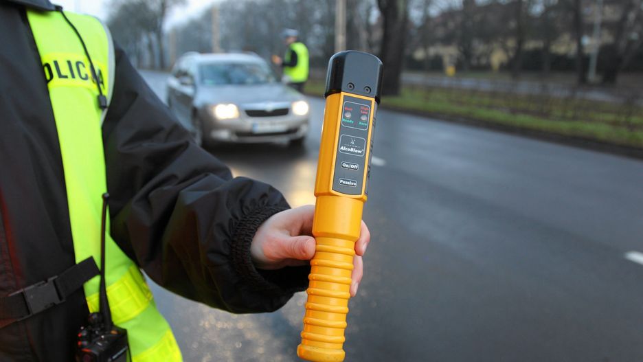 Policja nie posiadała sprawnych alkomatów. Kobieta postanowiła na kierowanie samochodem