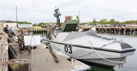 USA uzbrajają bezzałogowy okręt. Zainstalowały miotacz dronów