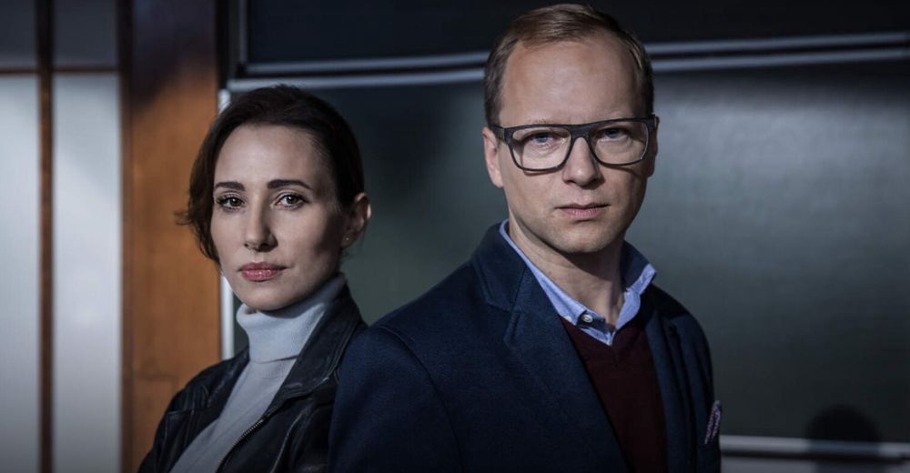 W "Szadzi" w głównych rolach występują Aleksandra Popławska i Maciej Stuhr.