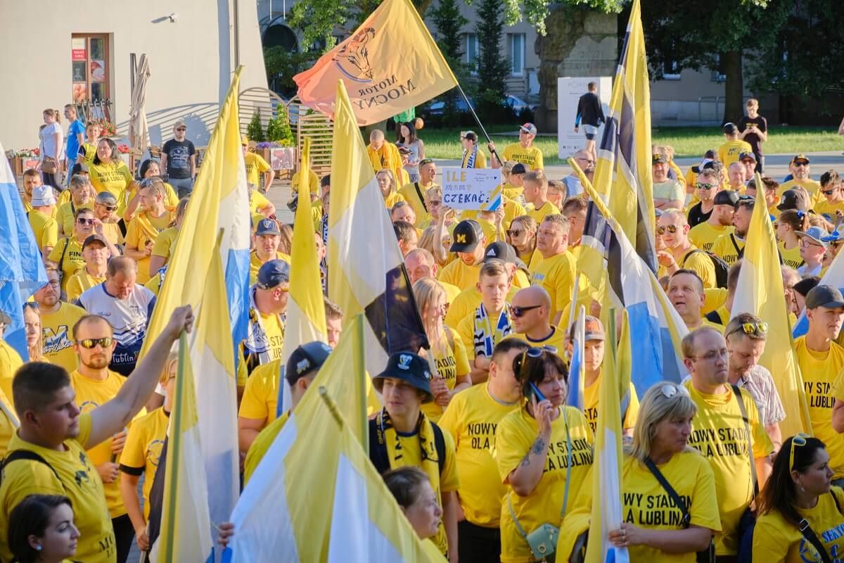 Manifestacja kibiców żużlowego Motoru Lublin na placu Litewskim