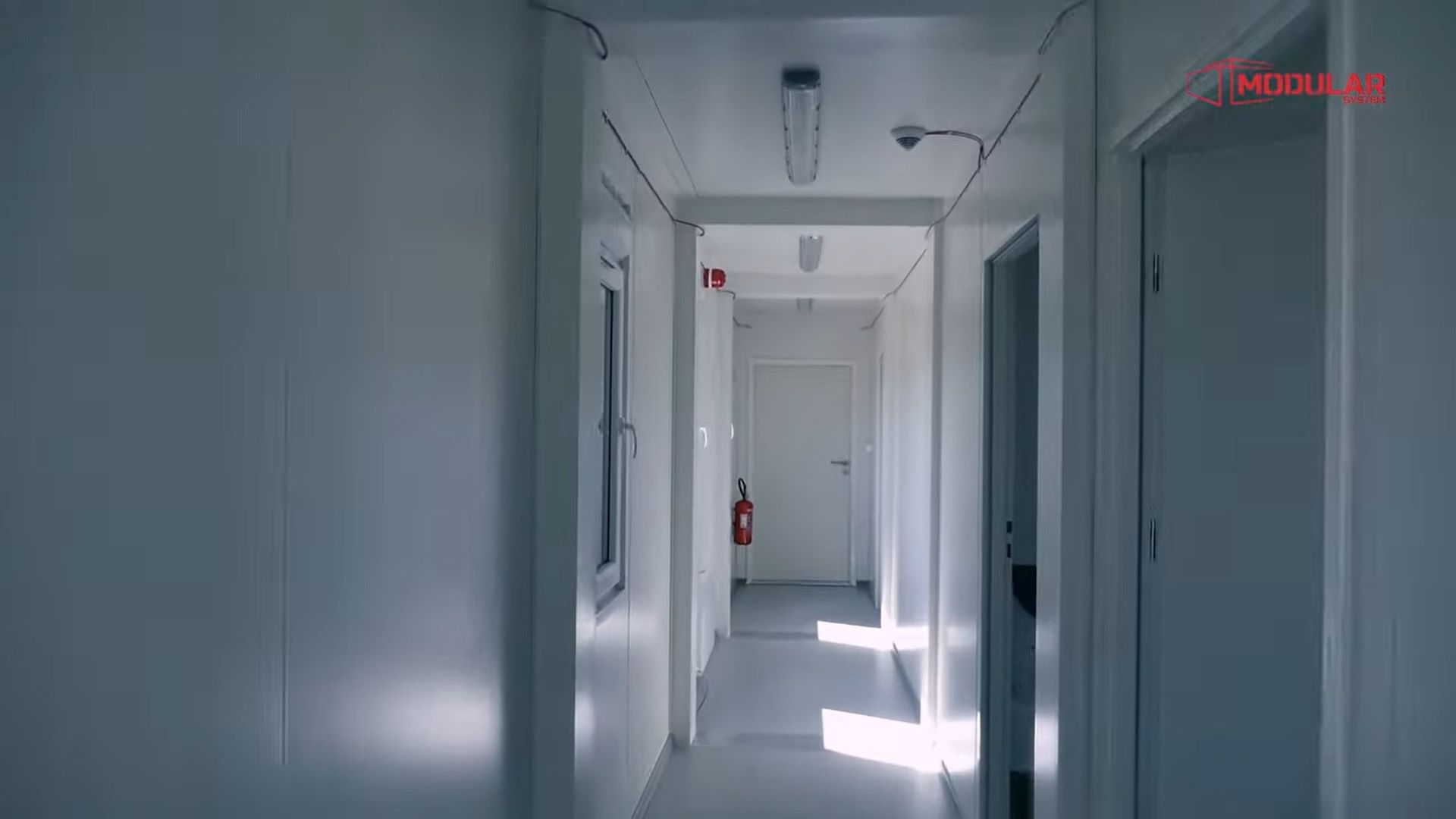 Korytarz wewnątrz kontenera