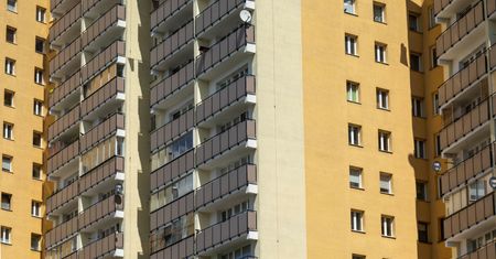 Lubelskie. Dwuletnia dziewczynka wypadła z okna w bloku. Interweniował śmigłowiec LPR