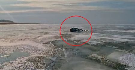 Kierowca Audi wjechał na zamarznięte Śniardwy. Lód pękł, samochód zatonął