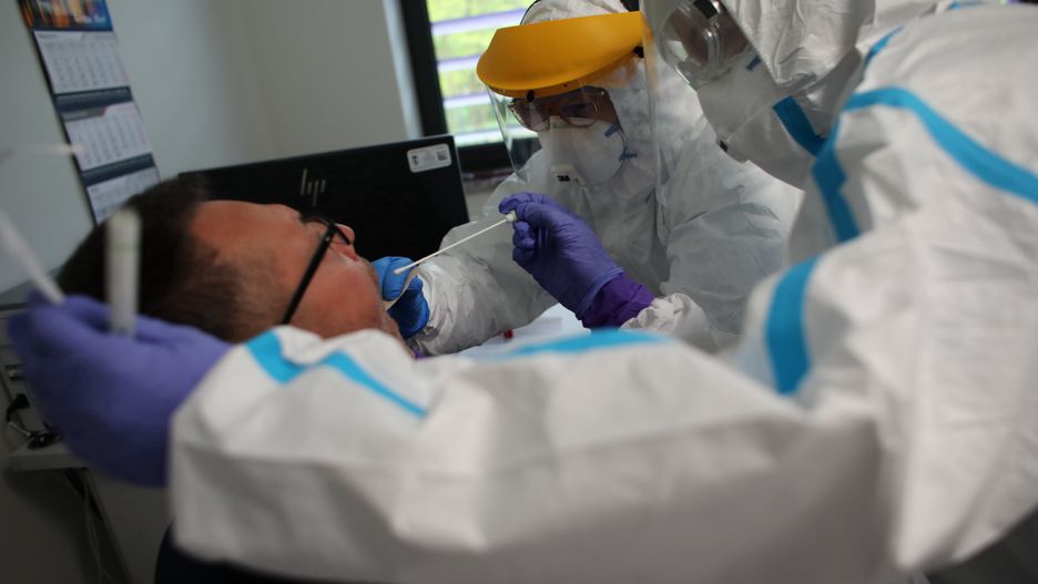 Koronawirus w Polsce. Nowa prognoza rozwoju epidemii. 300 tys. zakażonych w listopadzie.