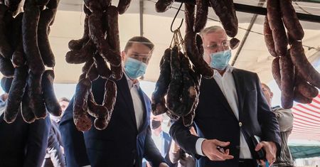 Rafał Trzaskowski na zakupach z prezydentem Poznania. Lista: tatar z jelenia i żebro z dzika. Kpiny ze strony konkurencji
