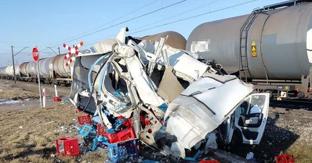 Nie ustąpił pierwszeństwa na przejeździe. Dostawcze auto uderzyło w pociąg