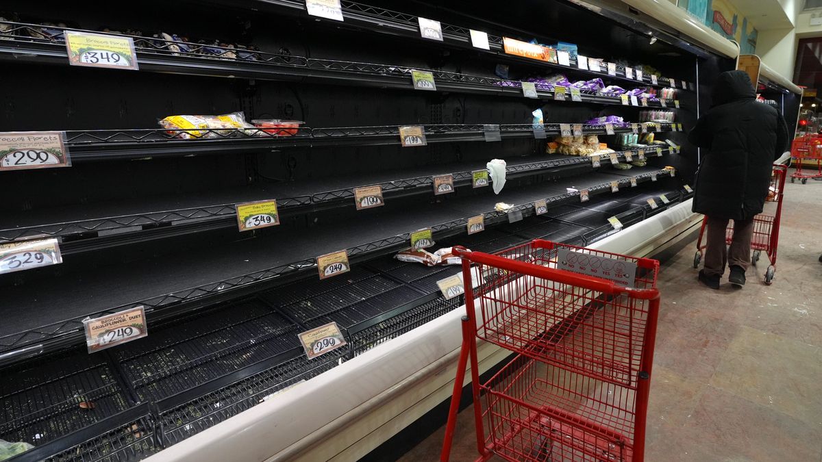 Puste półki w sklepach — zdjęcie ilustracyjne