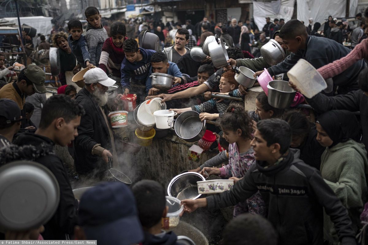 Palestyńczycy ustawiają się w kolejce po bezpłatny posiłek