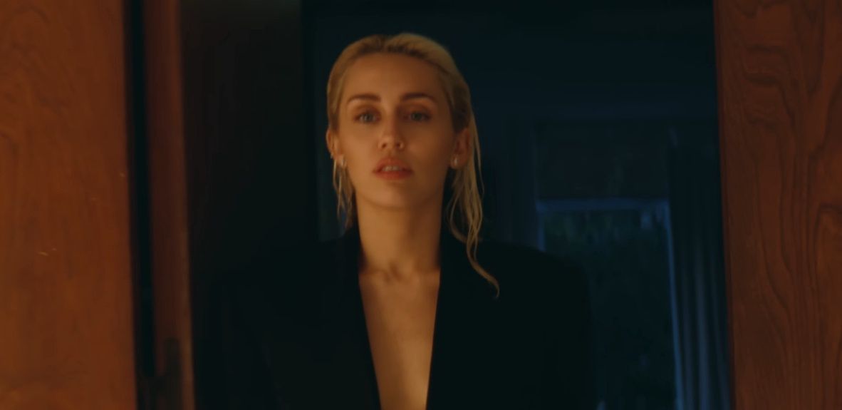 Miley Cyrus w garniturze Liama Hemswortha