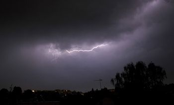 Burze, silny wiatr i możliwe podtopienia. IMGW ostrzega mieszkańców Podkarpacia