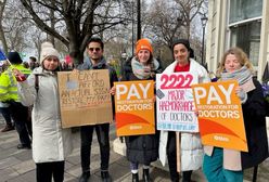 Młodzi lekarze wyszli na ulice. Mówią "dość" takiemu życiu w Wielkiej Brytanii