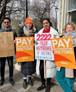 Młodzi lekarze wyszli na ulice. Mówią "dość" takiemu życiu w Wielkiej Brytanii