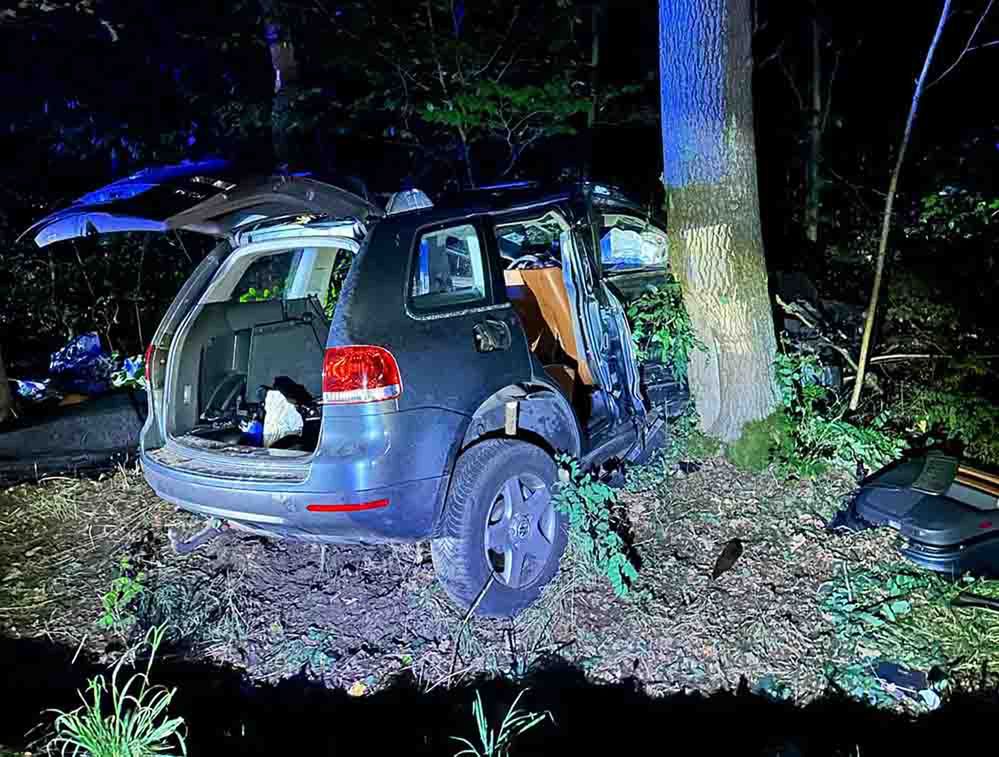 Zielona Góra: Volkswagen uderzył w drzewa. Kierująca i pasażer pijani
