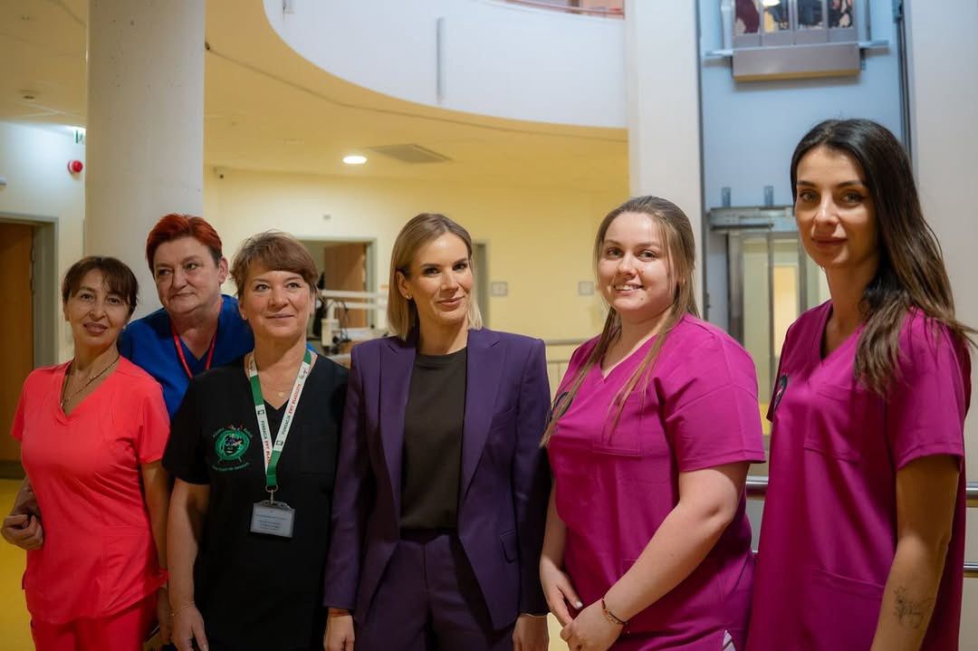 Marta Nawrocka w śliwkowym garniturze 