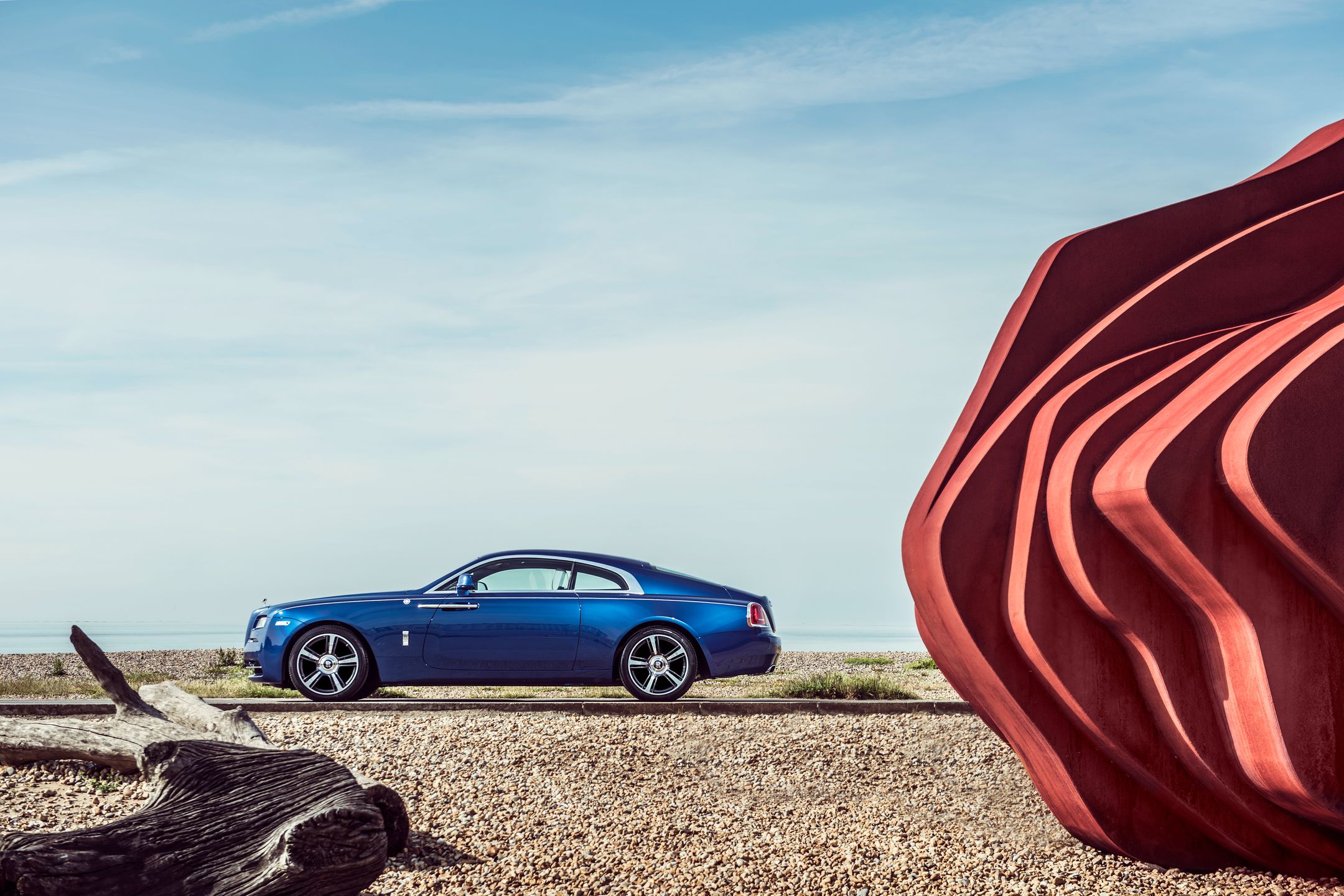 Rolls-Royce Wraith - jeden z pierwszych cywilnych samochodów, w którym dane z nawigacji pomagały skrzyni biegów dobrać odpowiednie przełożenie
