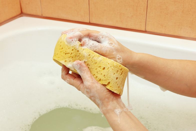 Korzystasz z gąbki do mycia? Natychmiast wyrzuć ją do kosza