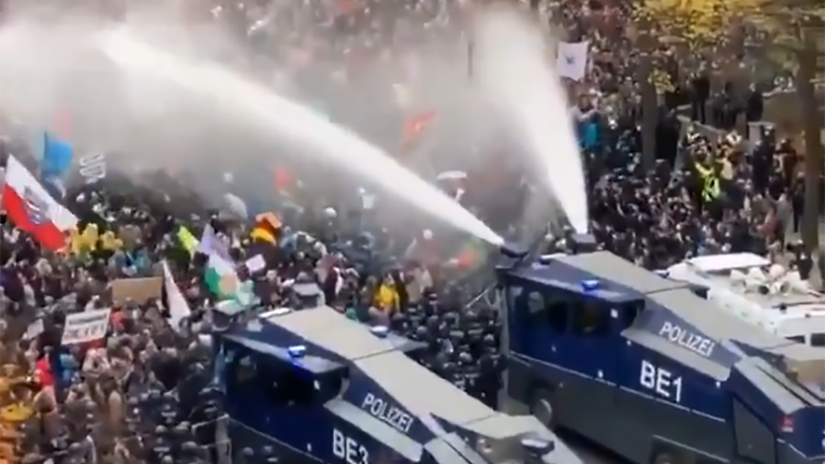 Berlińska policja użyła armatek wodnych do stłumienia protestu przeciwko obostrzeniom