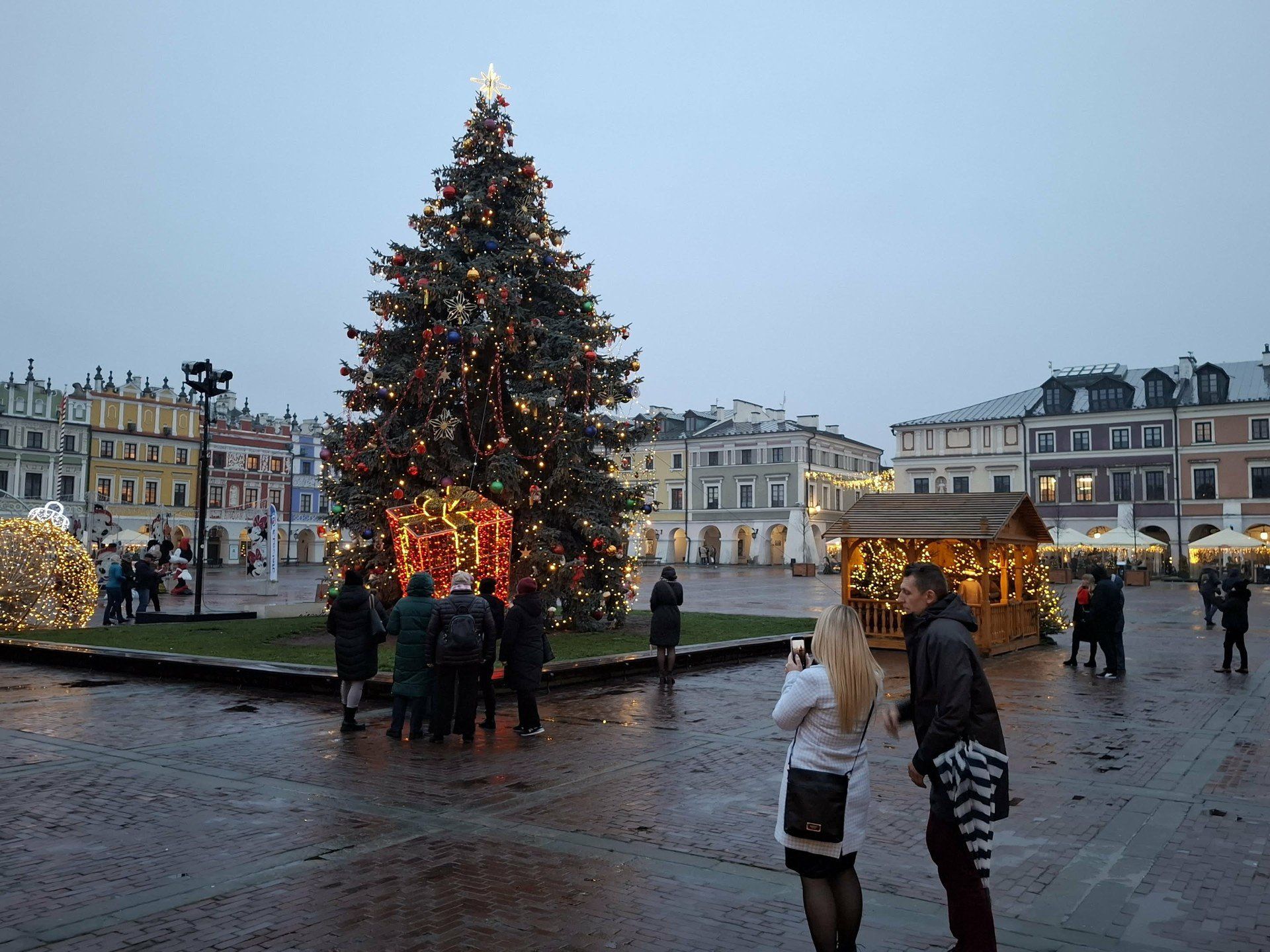 Świąteczne dekoracje na zamojskim Rynku Wielkim