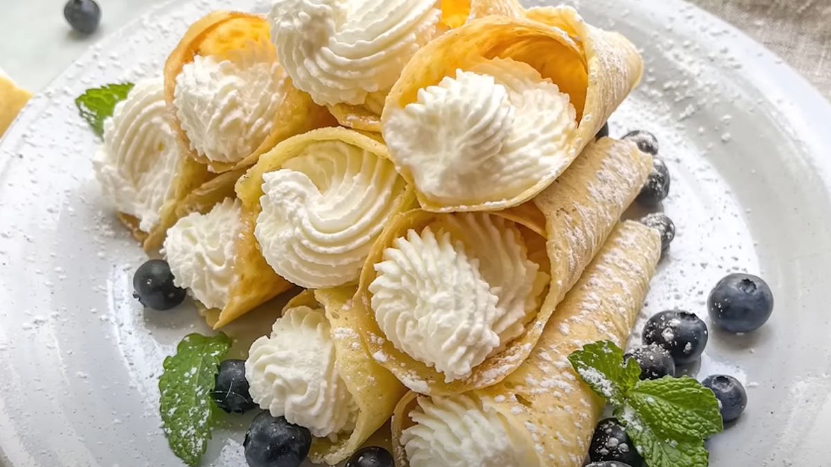 Kruchutkie rurki wypełnione delikatnym kremem. (fot. screen z kanału Original Recipes by Tasting Table)