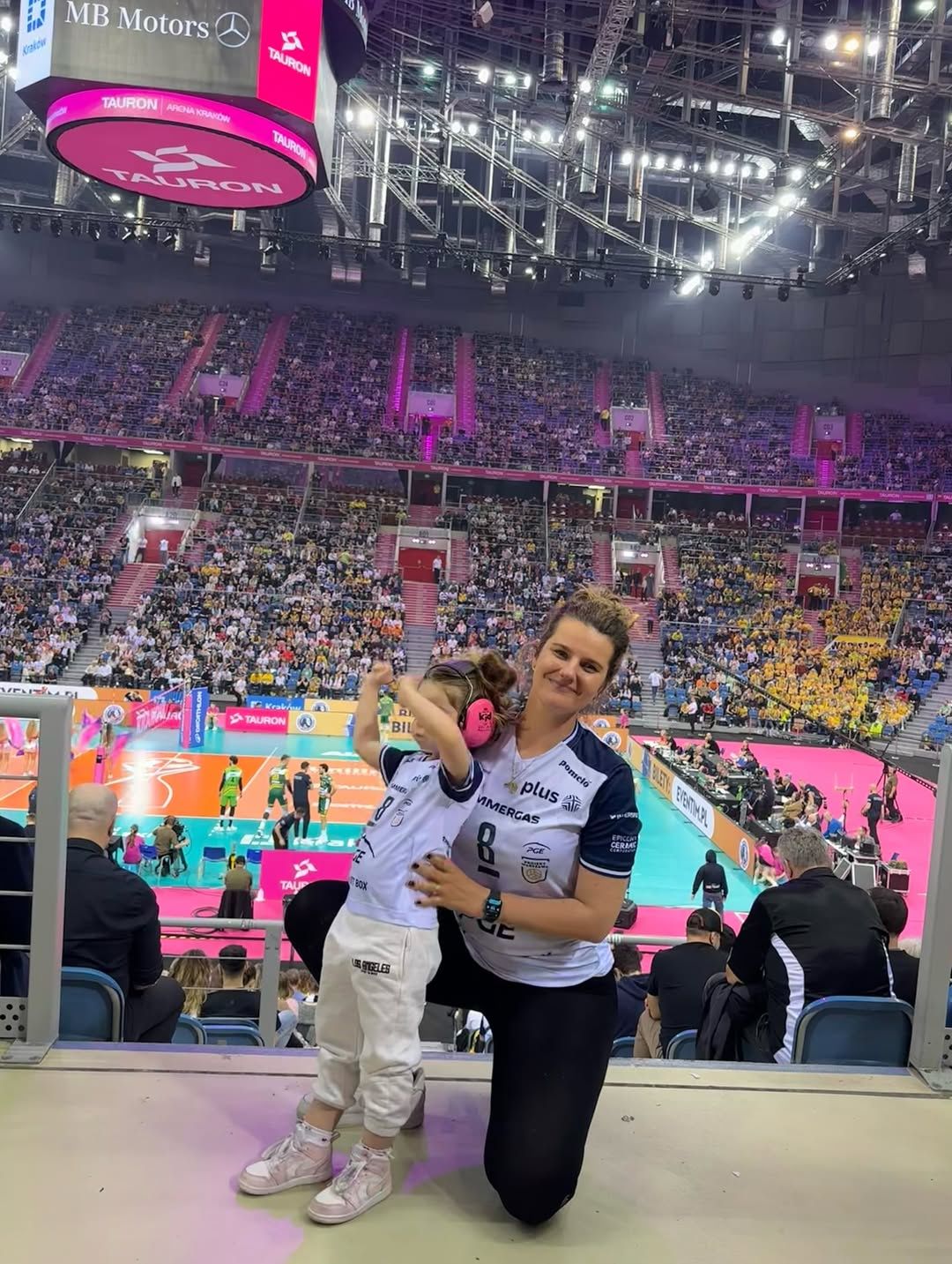 Zofia Zborowska z córkami na meczu